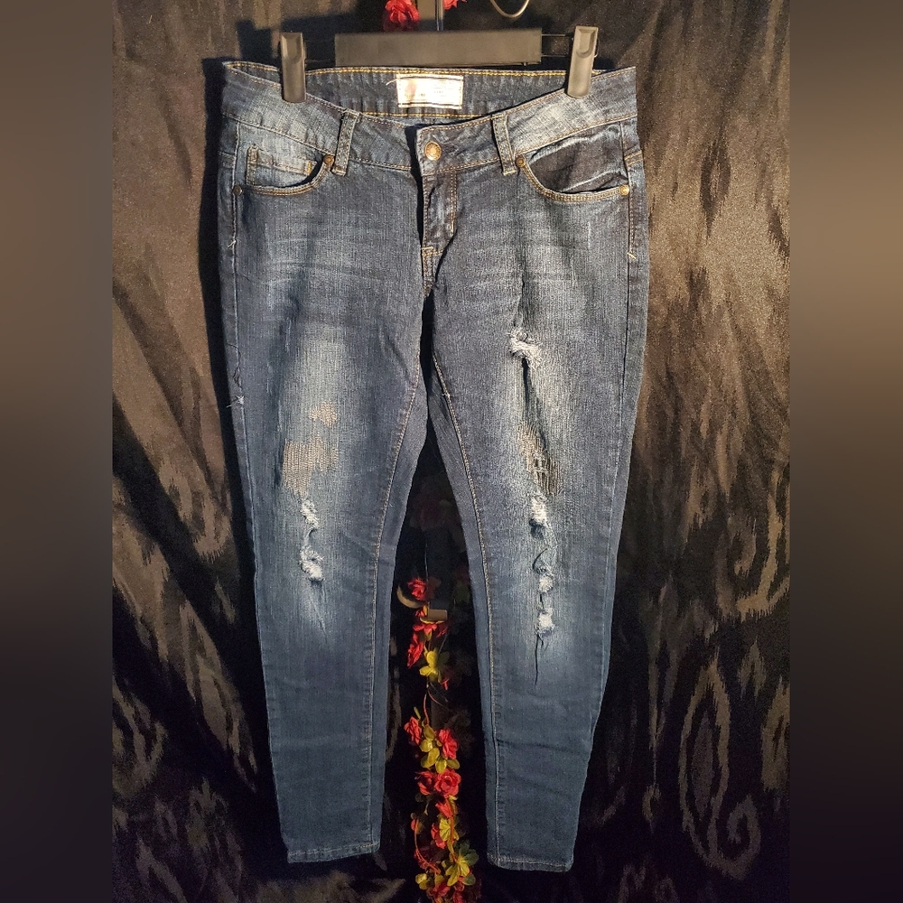 Ardene ripped skinny jeans with light detailing size 5